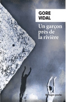 UN GARCON PRES DE LA RIVIERE