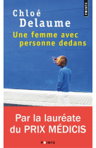 UNE FEMME AVEC PERSONNE DEDANS