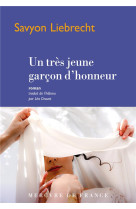 UN TRES JEUNE GARCON D-HONNEUR